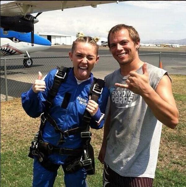 Miley Cyrus se pregateste sa sara cu parasuta