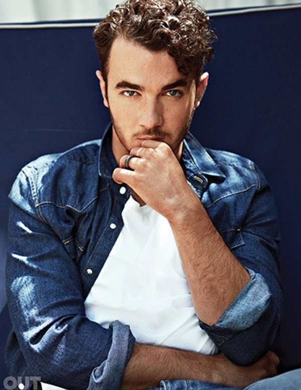Kevin Jonas in revista "Out"