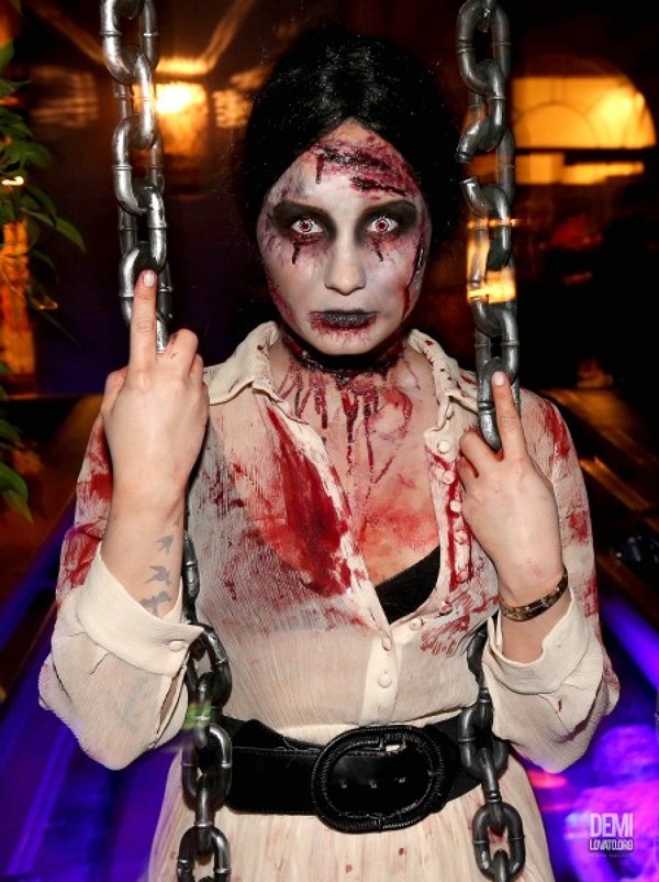 Demi Lovato s-a costumat in zombie de Halloween