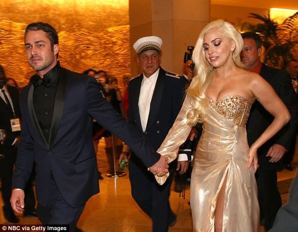 Lady Gaga si prietenul ei la Globurile de Aur