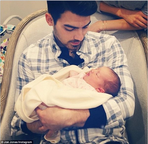 Joe Jonas si nepotica lui