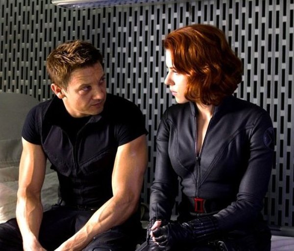 Scarlett Johansson si Jeremy Renner