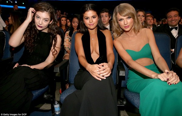 Lorde, Selena Gomez si Taylor Swift la AMAs 2014