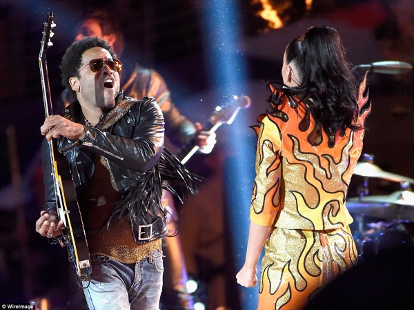 Katy Perry si Lenny Kravitz la finala Super Bowl 2015
