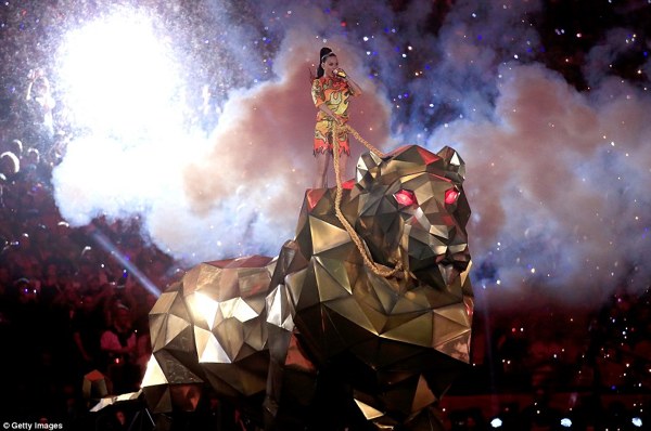 Katy Perry a cantat la finala Super Bowl 2015