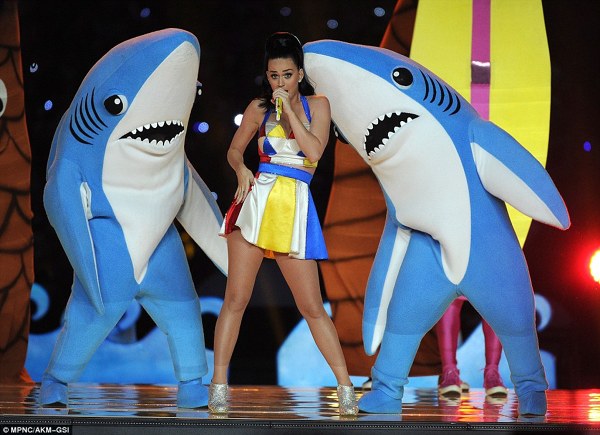 Katy Perry a cantat la Super Bowl 2015 alaturi de doi rechini