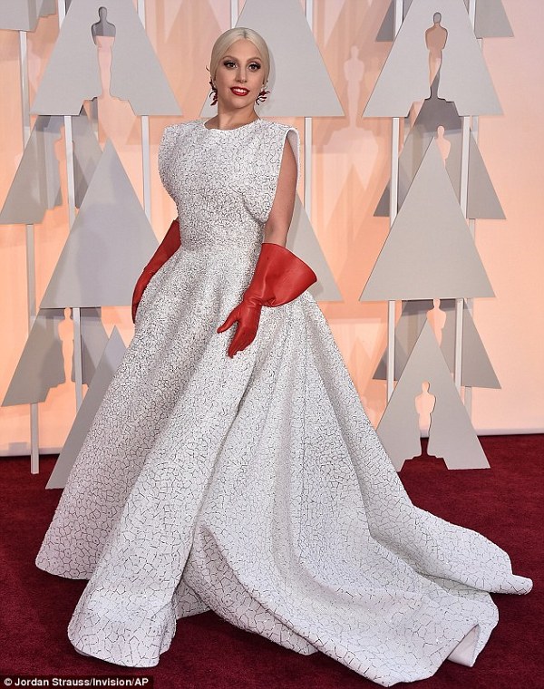 Lady Gaga pe covorul rosu la Oscars 2015