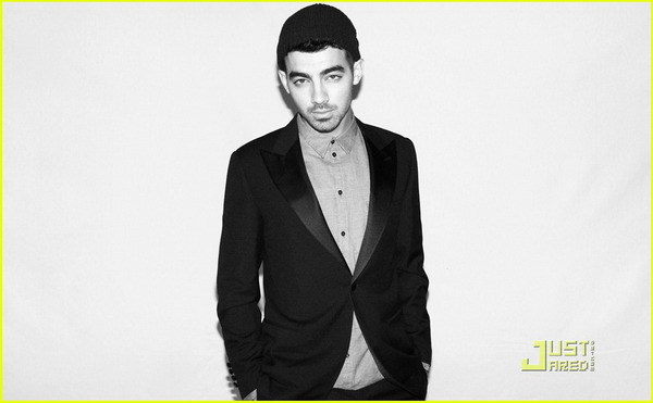 Photoshoot Joe Jonas pentru Mr Poter