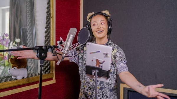 Delia interpreteaza replicile vacii melodramatice