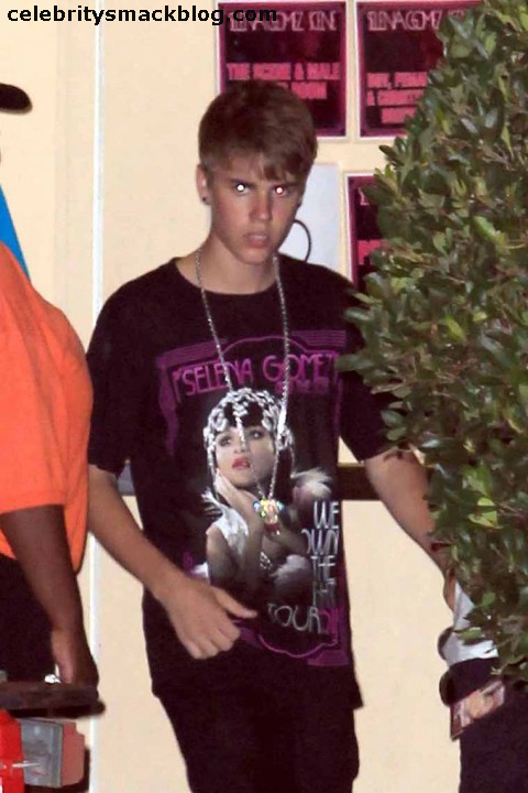 Justin poarta tricou cu Selena Gomez