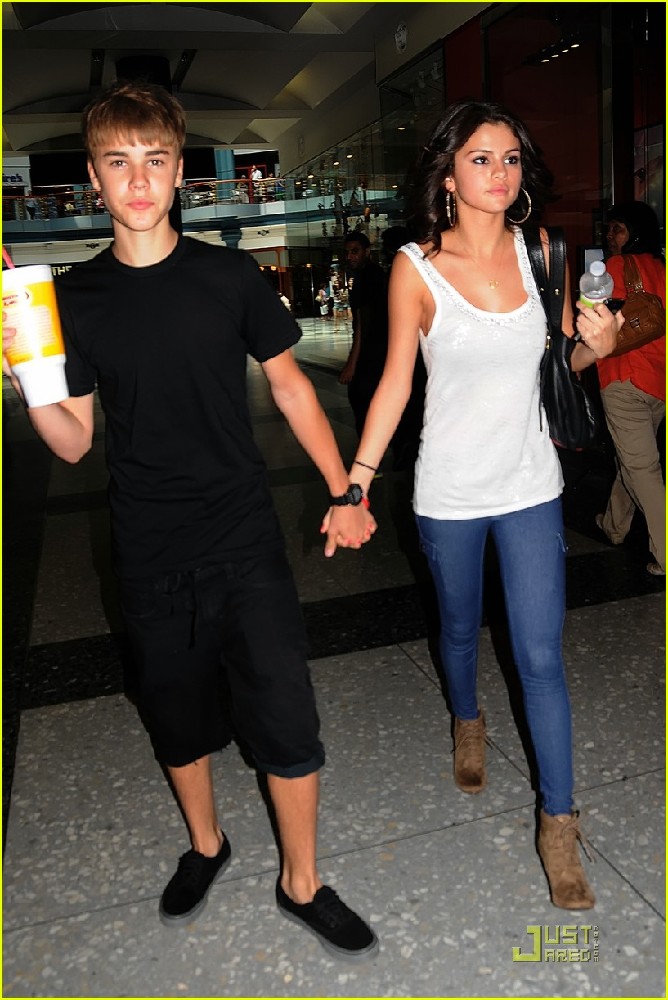 Justin Bieber si Selena Gomez la plimbare prin Mall