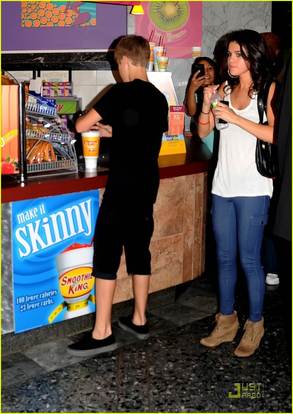 Justin Bieber si Selena Gomez de mana prin Mall