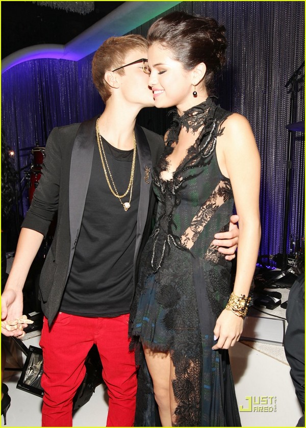 Justin o saruta pe Selena