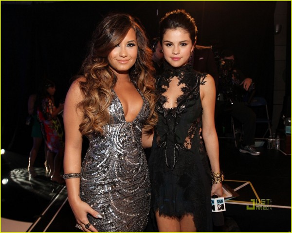 Demi Lovato si Selena Gomez pe covorul rosu de la MTV VMA