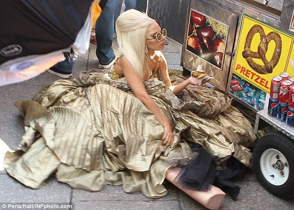 Lady Gaga - mancand un hot dog