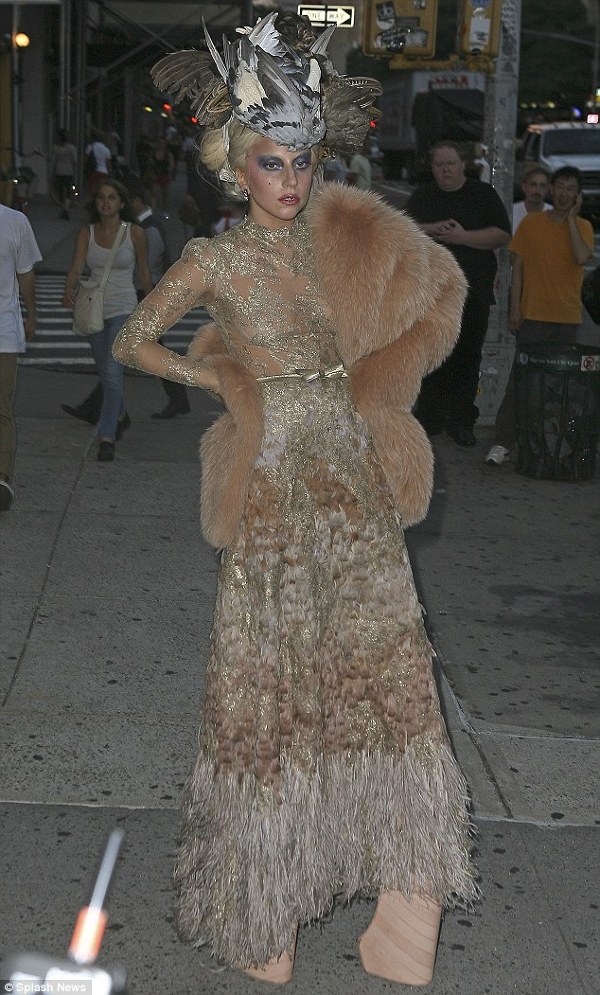 Lady Gaga intr-o rochie cu pene si palarie porumbel