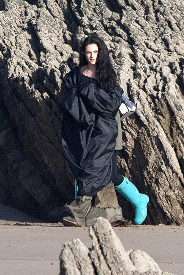 Kristen Stewart, Alba-ca-Zapada in cizme de cauciuc Kristen Stewart, Alba-ca-Zapada in cizme de cauciuc