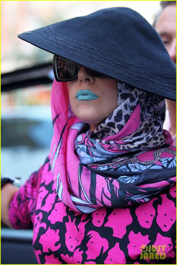 Lady Gaga are ruj albastru