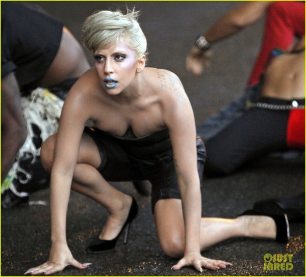 Lady Gaga danseaza in videoclipul "Marry the night"