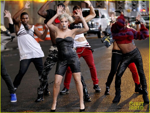 Lady Gaga, ruj albastru pentru videoclipul "Marry the night"