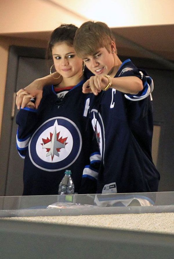 Justin Bieber a dus-o pe Selena Gomez la un meci de hockey