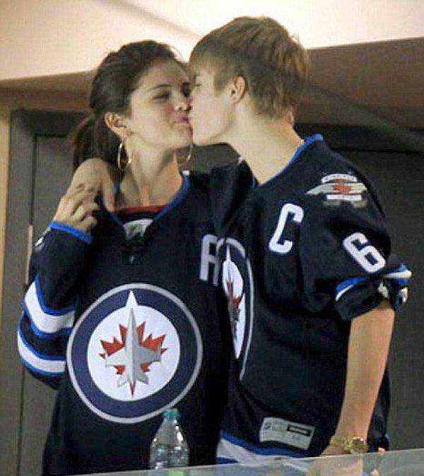 Justin Bieber o saruta pe iubita sa, Selena Gomez