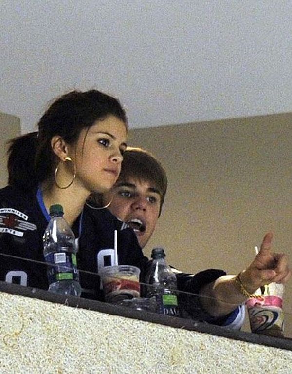 Justin Bieber ii explica Selenei regulile unui joc de hockey