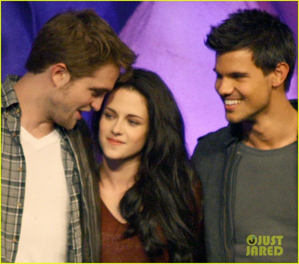 Robert Pattinson si Kristen Stewart la conevntia Twilight