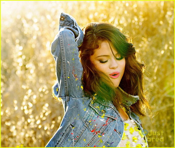 Selena Gomez in videoclipul "Hit the lights"