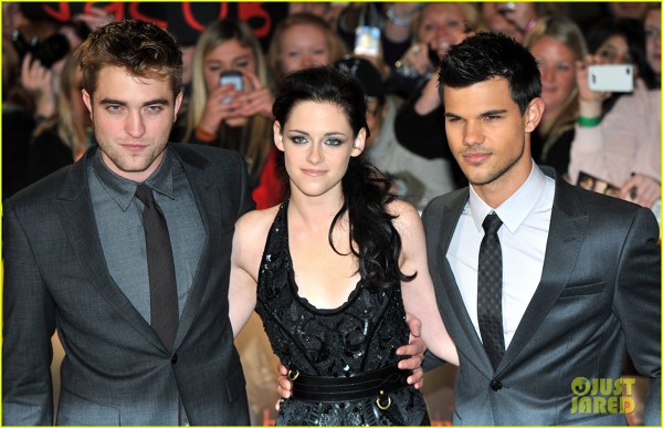Kristen Stewart alaturi de colegii sai la premiera Breaking Dawn - Londra