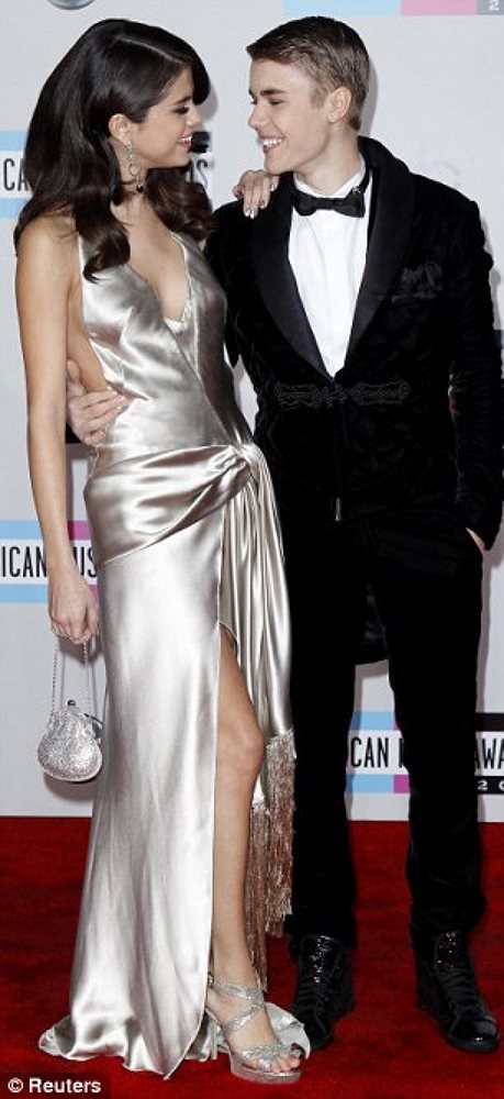 Indragostitii Justin Bieber si Selena Gomez la premiile AMA Indragostitii Justin Bieber si Selena Gomez la premiile AMA