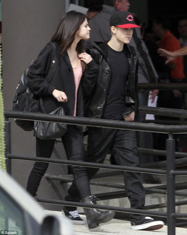 Selena si Justin pe aeroport