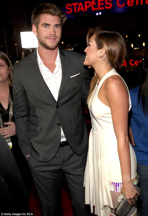 Miley Cyrus si Liam Hemsworth la PCA