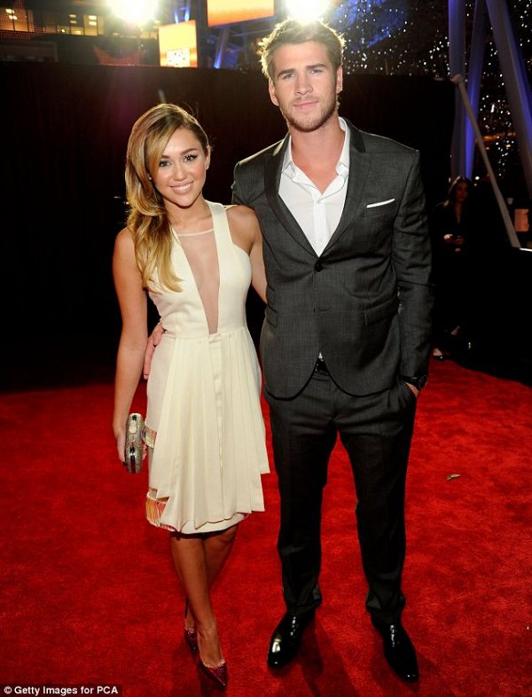 Miley si Iubitul sau Liam la People's Choice Awards