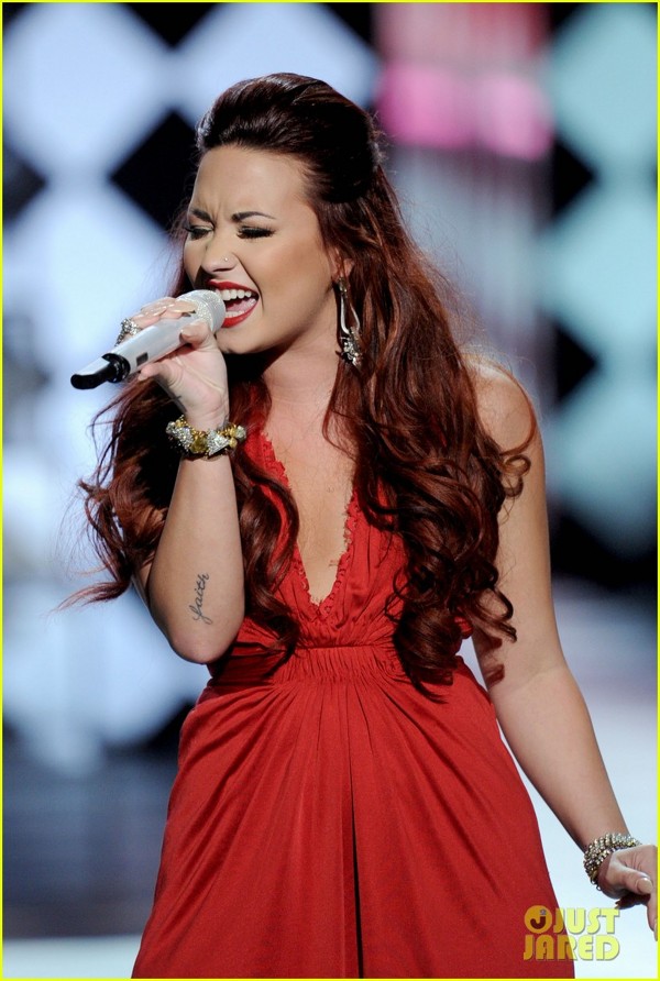 Demi Lovato canta pe scena People's Choice Awards