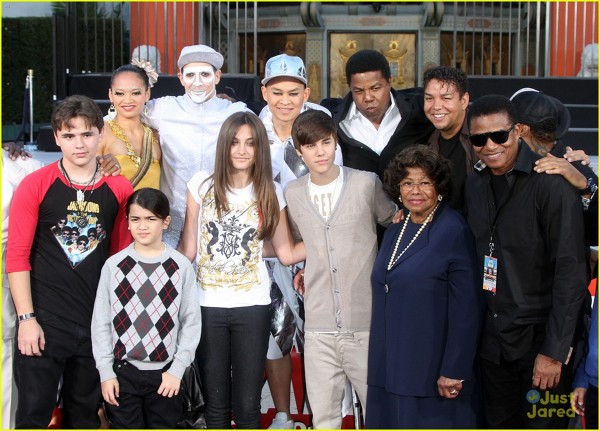 Justin Biber a facut cunostinta cu familia Jackson