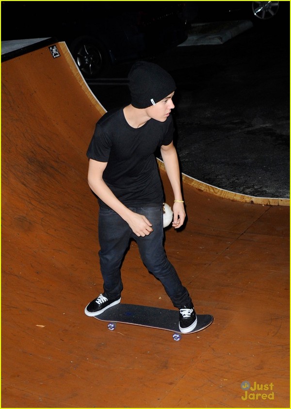 Justin Bieber pe skateboard