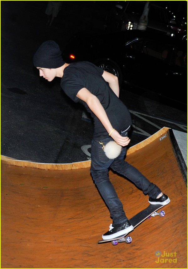 Justin Bieber invata sa se dea cu skateboard-ul
