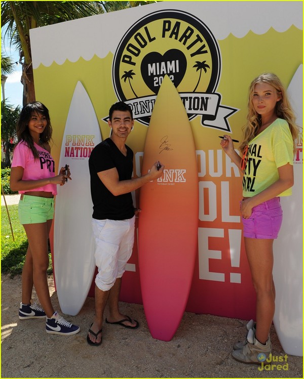 Joe Jonas alaturi de Chanel si Elsa