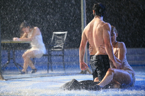 Sara, Dima si Monica dansand in ploaie - 2