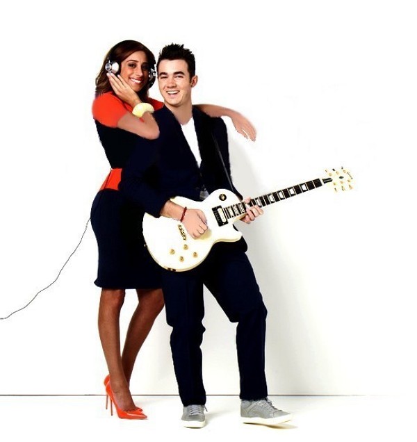 Joe si Danielle Jonas joaca in "Married to Jonas"