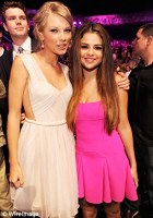 Selena Gomez si Taylor Swift la Teen Choice Awards 2012