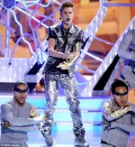 Justin Bieber a cantat pe scena Teen Choice Awards 2012