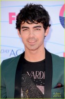 Joe Jonas pe covorul rosu la Teen Choice Awards