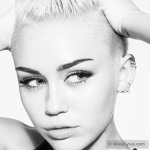 Miley Cyrus pozeaza ca un manechin