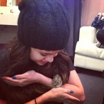 Selena Gomez se joaca cu hamsterului Pac