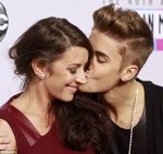 Justin Bieber si mama lui la premiile American Music Awards