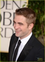 Robert Pattinson pe covorul rosu la ceremonia Globurile de Aur