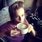 Bridgit Mendler bea o cafea in Argentina
