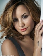 Demi Lovato a aparut in revista Cosmo on Campus
